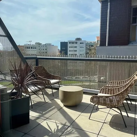 Apartamento QP Verde Modern Central 3 mins Metro Trindade Oporto